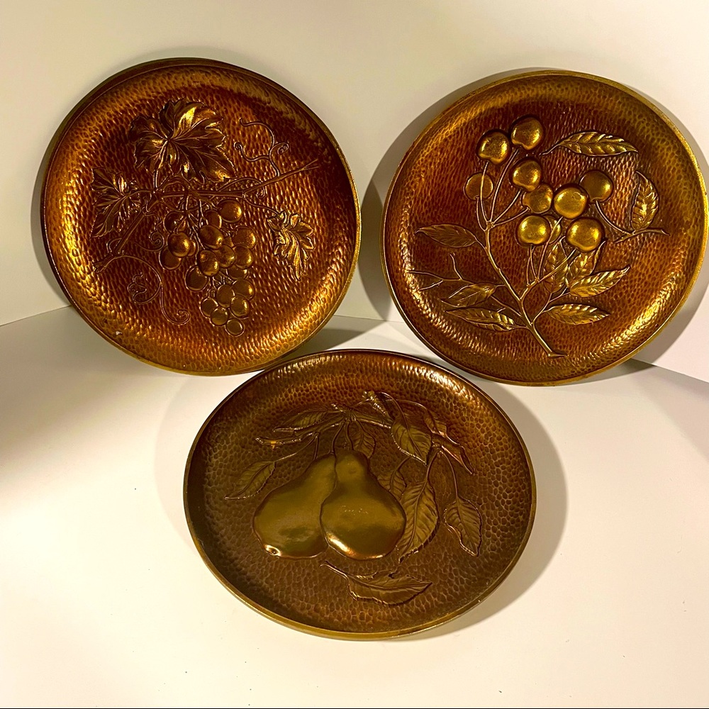 Set of 3 hammered copper-look decorative fruit plates